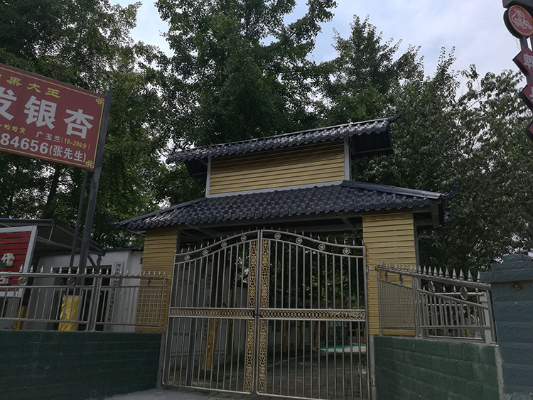 郫縣友愛鎮(zhèn)銀杏莊園農(nóng)家樂樹脂瓦門頭